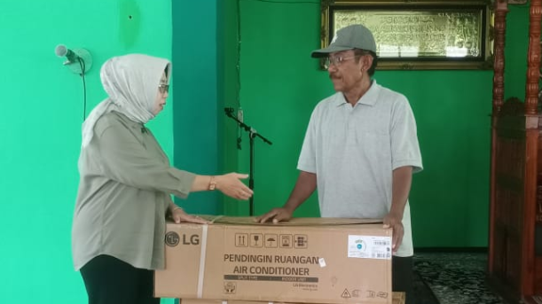 Jelang Ramadhan 1447 H, Anggota DPRD Berau Erlita Herlina Serahkan Bantuan AC ke Masjid Jami Al Bayan