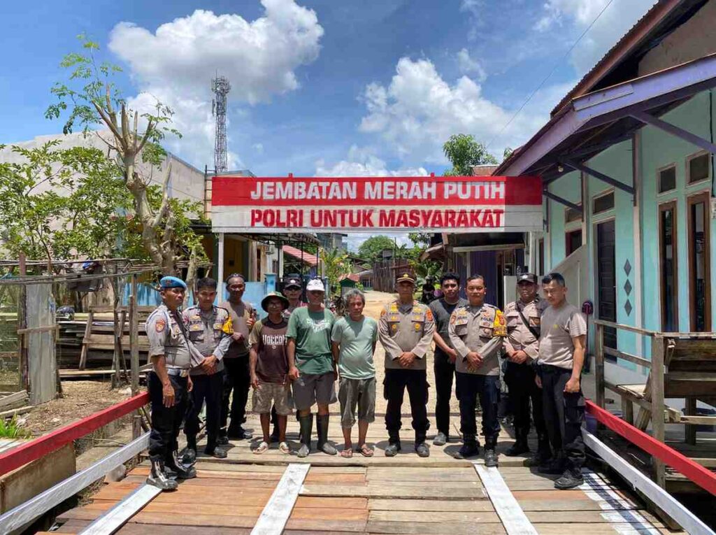 Polsek Tanjung Redeb dan Warga Gotong Royong Revitalisasi Jembatan Merah Putih demi Keselamatan Akses Warga