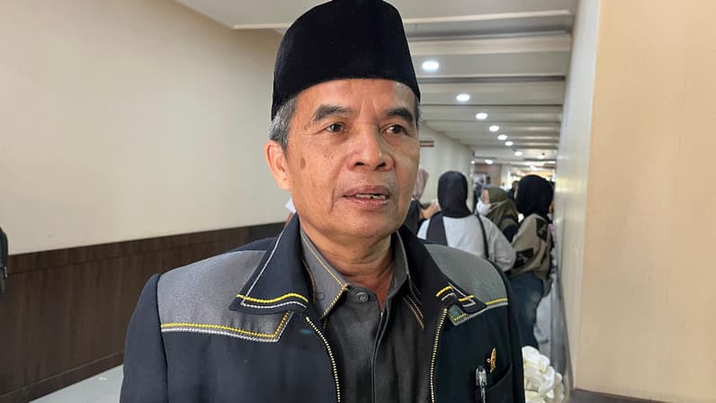 Drainase Buruk Sebabkan Genangan di Depan DPRD Berau, Sumadi Dorong Jalur Pembuangan Air ke Sungai